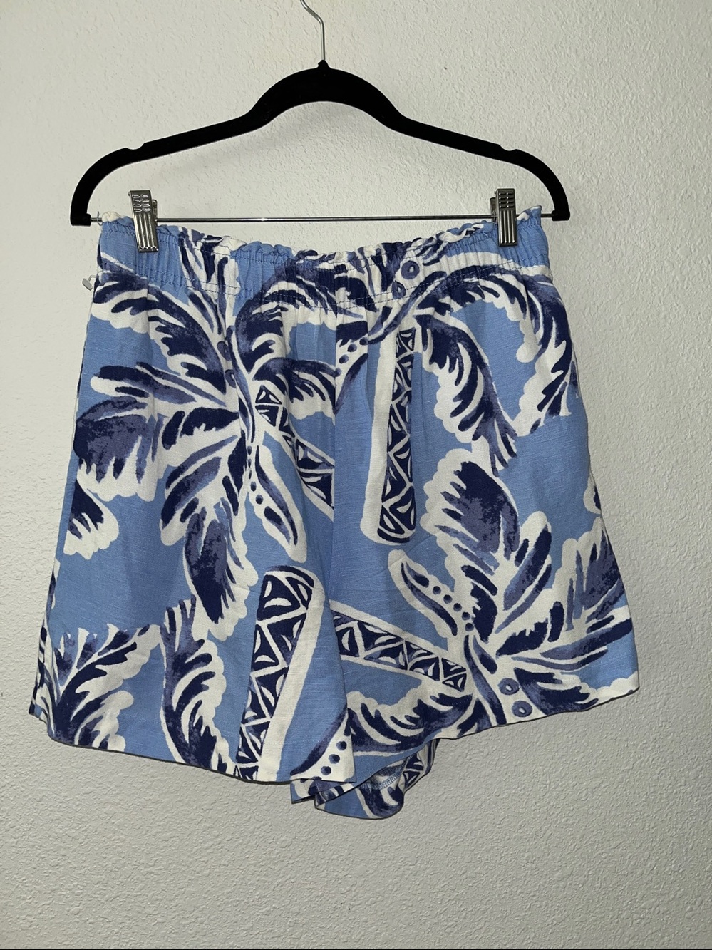 H&M Blue and White Tropical Print Women's Shorts 
Linen Blend
SZ M